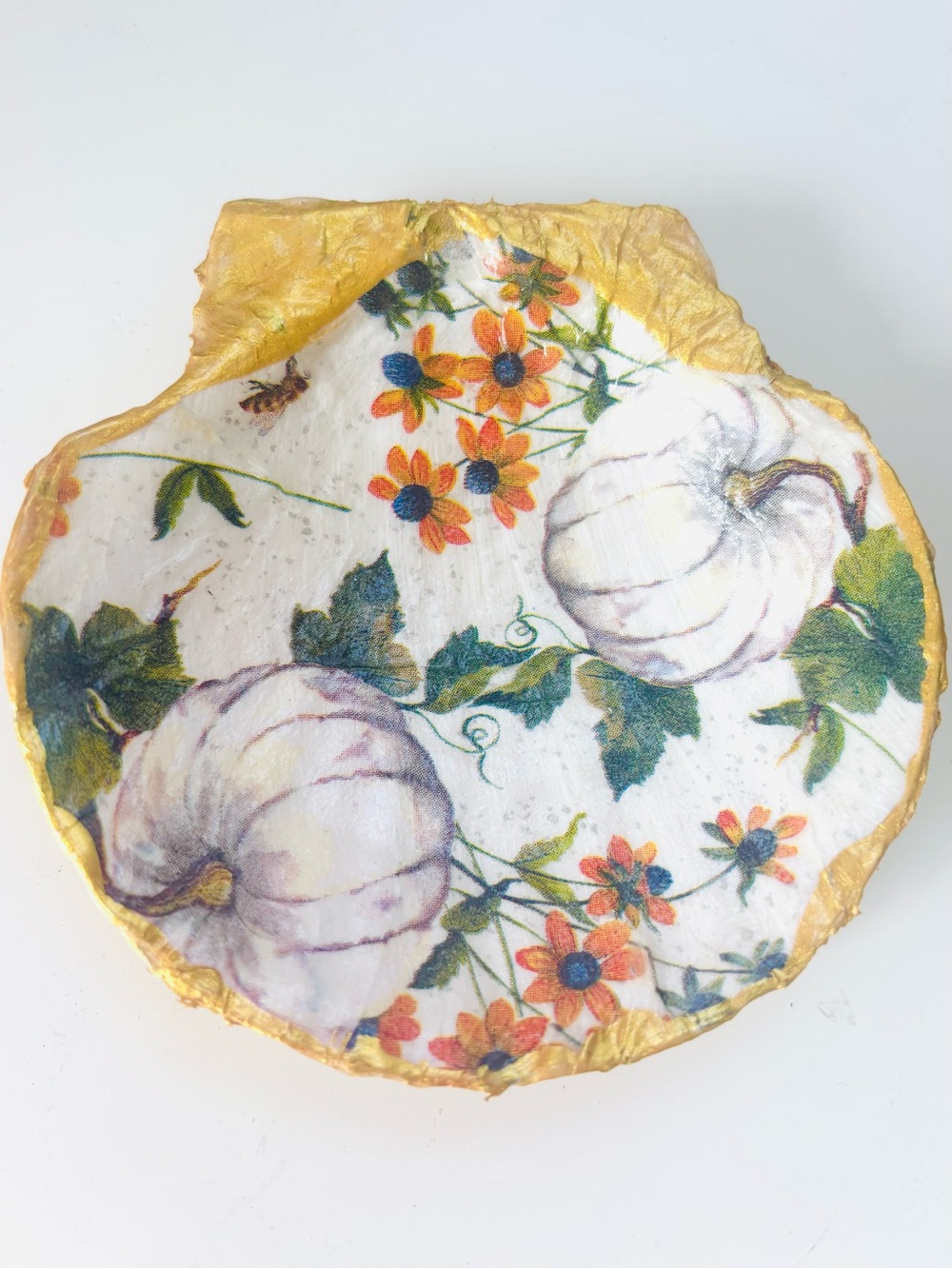 Handmade scallop shell trinket dish with autumnal pumpkin decoupage design - Picture 2 of 3